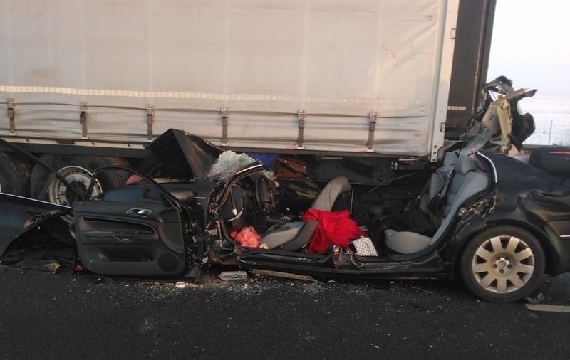 VIDEO | Cine sunt cei trei tineri morți la Nădlac, în mașina strivită sub un TIR. Șoferul vinovat avea 26 de ani