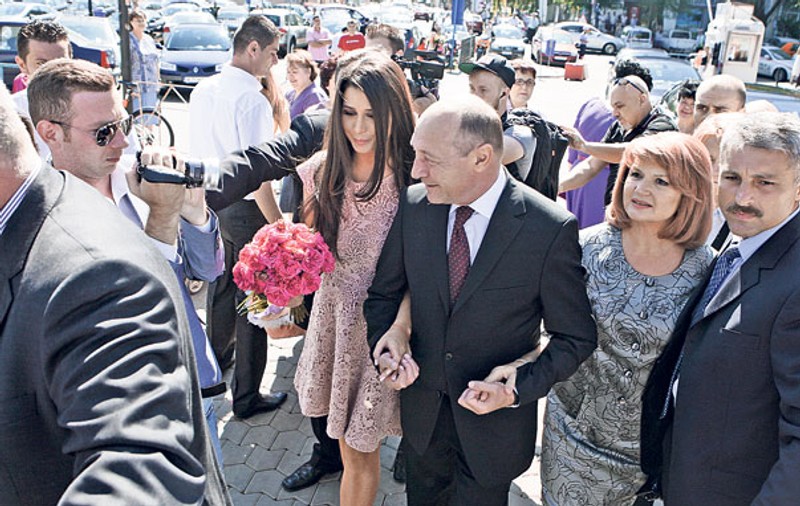 EBA a venit cu tati, Syda, cu mami | Elena Băsescu şi Bogdan Ionescu şi-au făcut apariţia la cununia civilă la braţul părinţilor