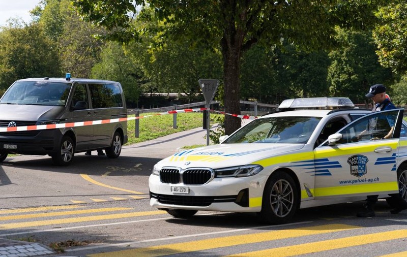 Poliția blochează un drum în apropierea locului unde a avut loc un atac. Sursă foto: Getty Images