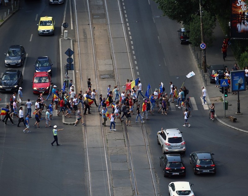 LIVE TEXT/ Mitingul diasporei, în Piața Victoriei. Război total între jandarmi și huligani (FOTO&VIDEO)