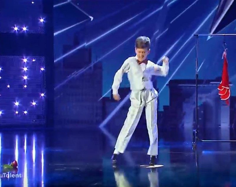 Un puști de 12 ani a ridicat sala în picioare la „Românii au talent” | VIDEO