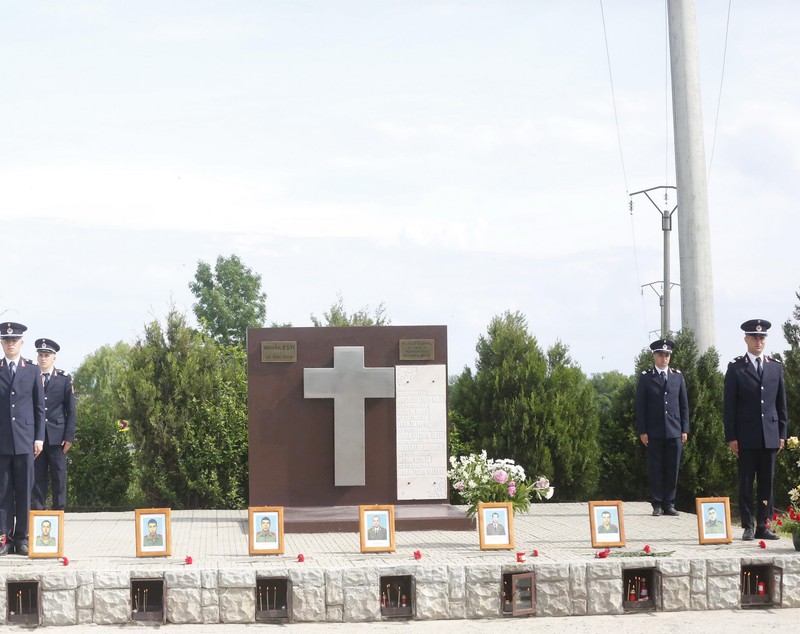 15 ani de la tragedia de la Mihăilești. Rudele celor care și-au pierdut viața și supraviețuitorii au aprins o lumânare la locul accidentului: “Este greu și după 15 ani și cred că va fi greu și după 20”