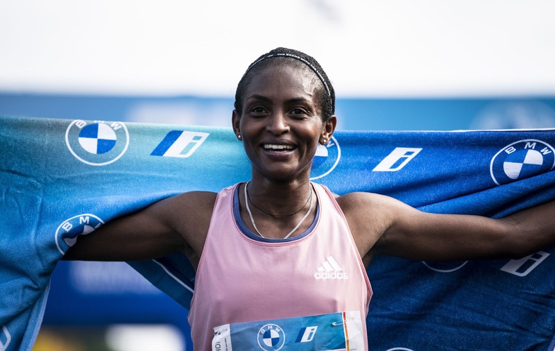 Etiopianca Tigist Assefa a bătut recordul mondial la maraton, în cursa de la Berlin
