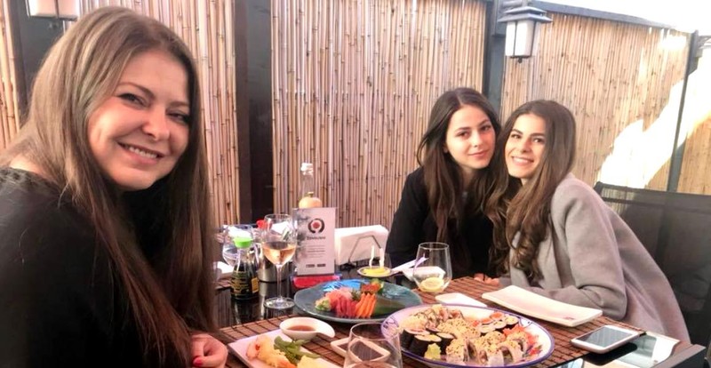 Rita Mureşan, împreună cu cele două fiice, stau la masă singure, fără Ioan Lucian Mureşan