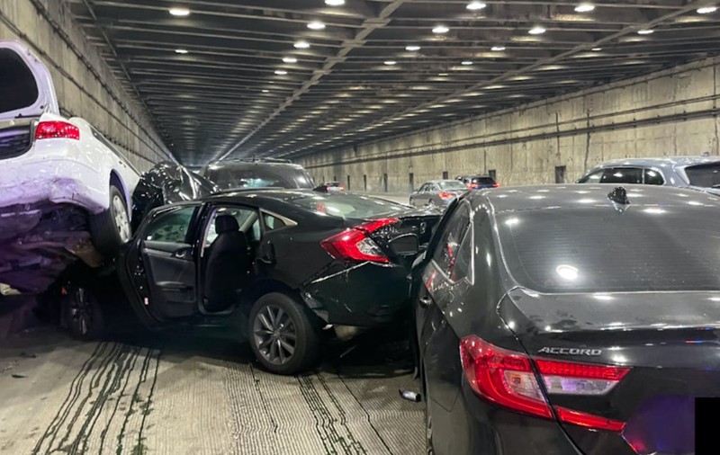 Accident în lanț produs din cauza unei mașini Tesla pe pilot automat care a oprit brusc într-un tunel din San Francisco - VIDEO
