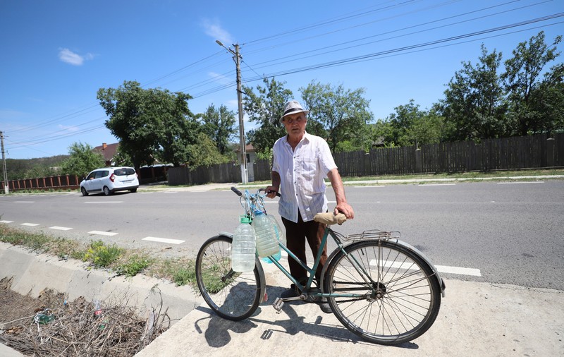 REPORTAJ. De ce un pensionar dintr-un sat din Buzău cară apă de la fântână pentru animale: „Când o mulgi, nu vezi că-i laptele sărat?”