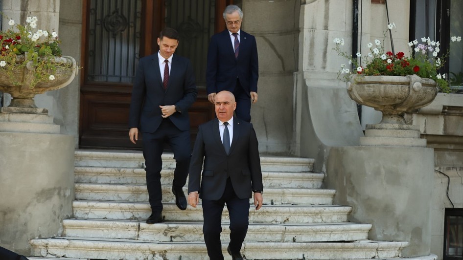 Ilie Bolojan, înaintea unei declarații la sediul PNL, alături de Mircea Abrudean și Gabriel Andronache. Foto: Dumitru Angelescu / Libertatea