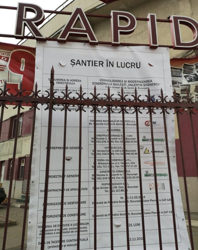 FOTO | Se dărâmă stadionul Giulești. A picat peluza dinspre Teatru!