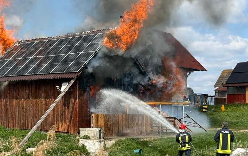 O familie a privit neputincioasă cum îi arde casa complet în Vinerea Mare, în Cluj. Pompierii s-au luptat ore în șir cu un incendiu violent