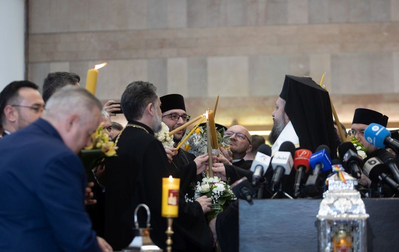Lumina Sfântă a aterizat pe Otopeni, la capela aeroportului, locul unde se aprinde prima candelă din România adusă de la Ierusalim
