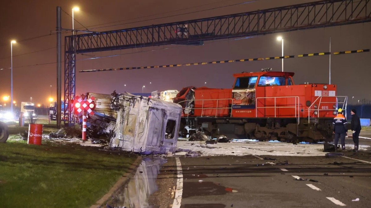 Imagine cu TIR-ul făcut scrum. Foto Gazet van Antwerpen.