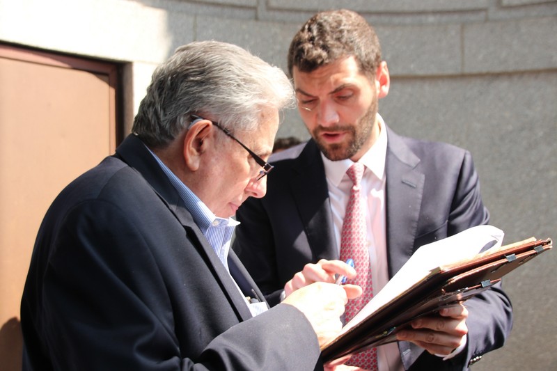 23 May 2023, USA, New York: Jeff Gural (l), real estate entrepreneur and part owner of the Flatiron Building, gets a pen from auctioneer Matthew Mannion after an auction on the "Iron Building" on the steps outside a Manhattan courthouse. New York's famous triangular building has been sold at auction for $161 million (about 150 million euros) in the second attempt. Real estate developer Gural won the bid.,Image: 778604167, License: Rights-managed, Restrictions: , Model Release: no