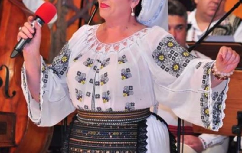 SCANDAL în muzica populară de la noi! O cântăreață spune că a fost UMILITĂ pe scenă