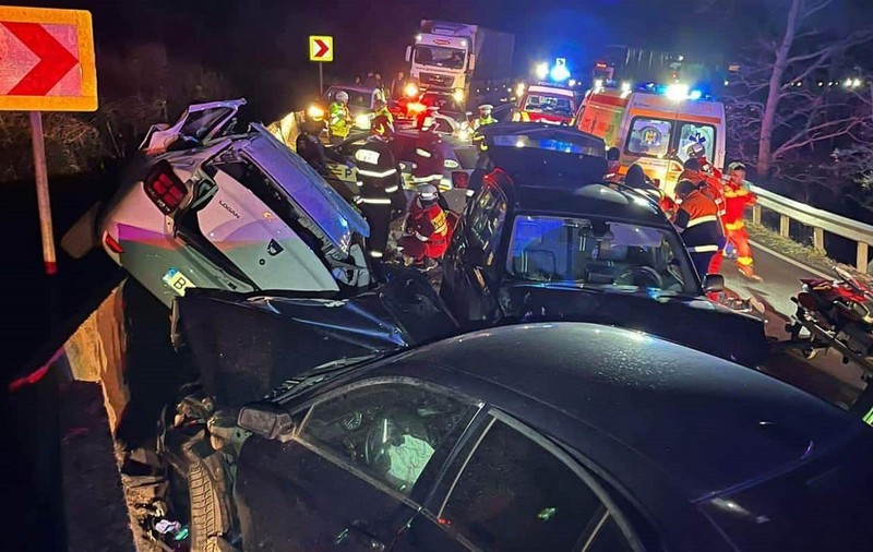 Trei oameni au murit într-un accident la Hula Bradului, în Sibiu, unde trei mașini s-au izbit violent