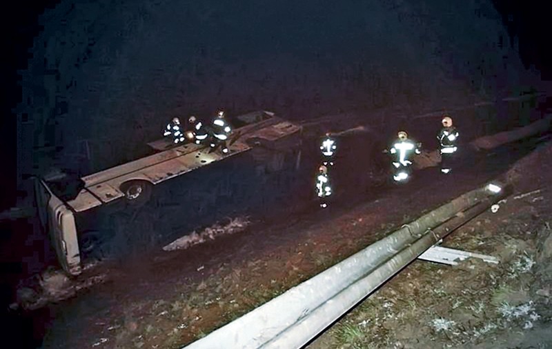 La un pas de tragedie! Iată în ce râpă adâncă a căzut un autocar românesc, cu 22 de oameni la bord, în Ungaria!