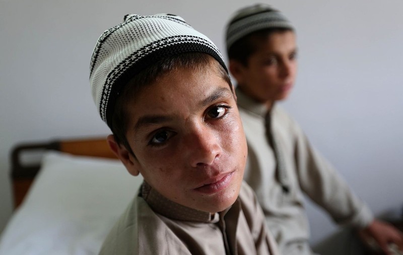 Caz bizar în Pakistan. Doi fraţi normali ziua paralizează complet noaptea. Ce spun medicii