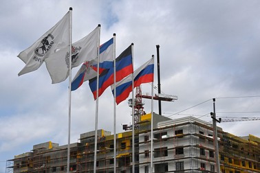 Un șantier de construcții de clădiri rezidențiale în care lucrează specialiști din complexul de construcții militare al Ministerului rus al Apărării în timp ce operațiunea militară a Rusiei în Ucraina continuă, în orașul-port Mariupol. Foto: Profimedia