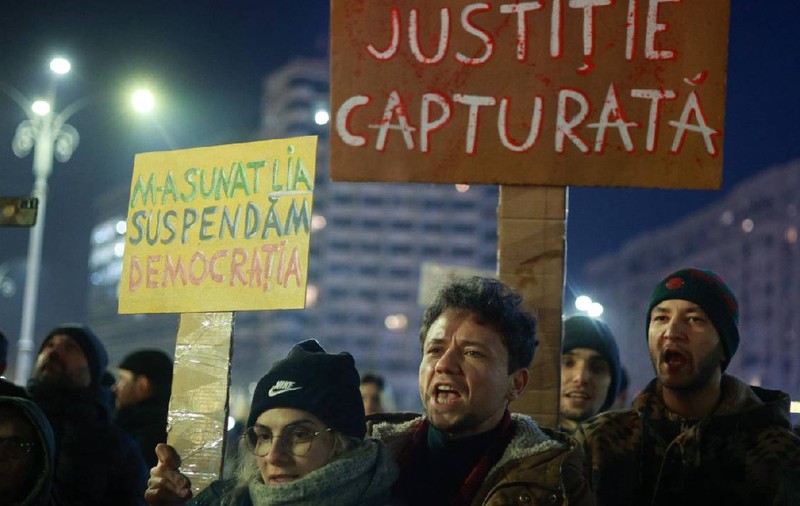 Marș pentru justiție în București: „Ați îngropat dosare / vă vrem la închisoare”/ Băsescu: MCV-ul ar putea fi reactivat