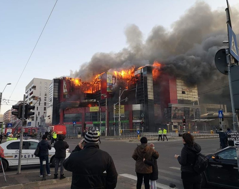 Un centru comercial din București a ars complet. ISU spune că nu avea autorizație de securitate la incendiu