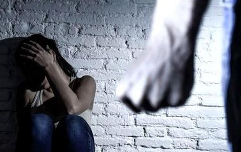 Tânără bătută de iubit pe o stradă din Dej, salvată de un jandarm aflat în timpul liber