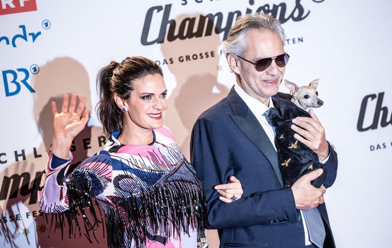 Anchetă deschisă în Italia, după ce cățelul tenorului Andrea Bocelli s-a înecat în mare