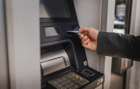 Polițistul din Oradea ce ducea șoferii care nu aveau cash la bancomat: „Ne înțelegem?”