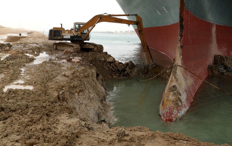 Criză în canalul Suez, după ce o navă a eșuat. Eforturi pentru reluarea traficului, în timp ce alte peste 150 de nave au rămas blocate