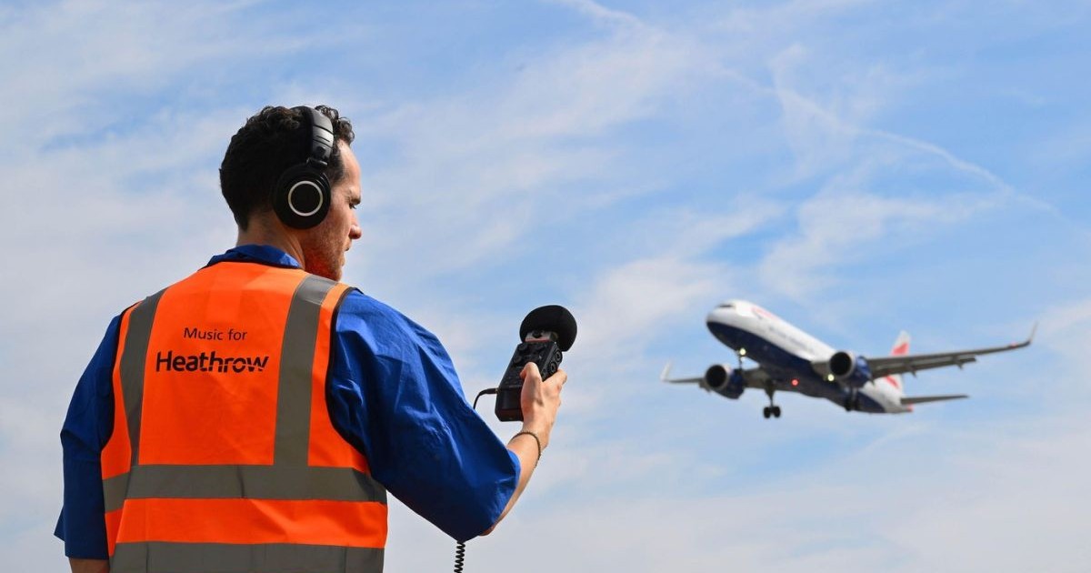 Un controlor de zbor observă de la sol cum decolează un avion de pe aeroportul
