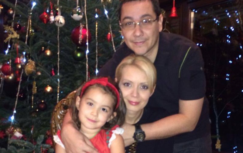EMOŢIONANT! Uite cum ÎŞI ALINTĂ premierul Victor Ponta fetiţa şi CÂT DE MULT ÎI SEAMĂNĂ ea | FOTO