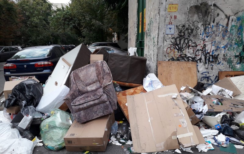 Munți de gunoaie pe străzile din Sectorul 5. Primăria: „Se face salubrizare, dar poate nu în ritmul dorit”