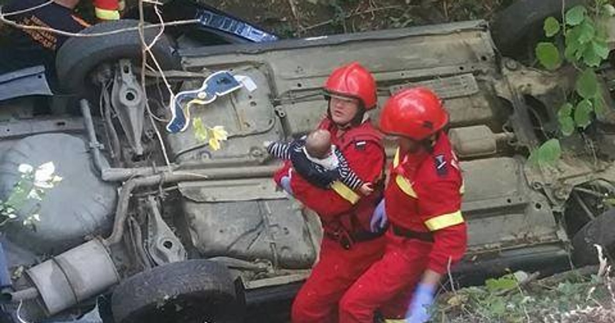 Doi copii și mama lor s-au prăbușit cu mașina într-o răpă la Deva