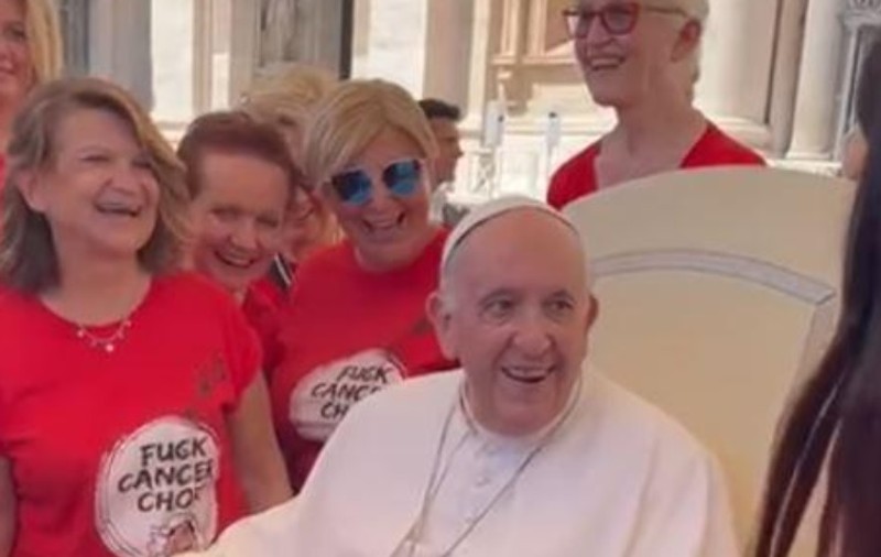 Papa Francisc, înconjurat de mai mulți oameni care purtau mesajul „Fuck cancer”: „Sunteți buni, sunteți poeți, vă mulțumesc”
