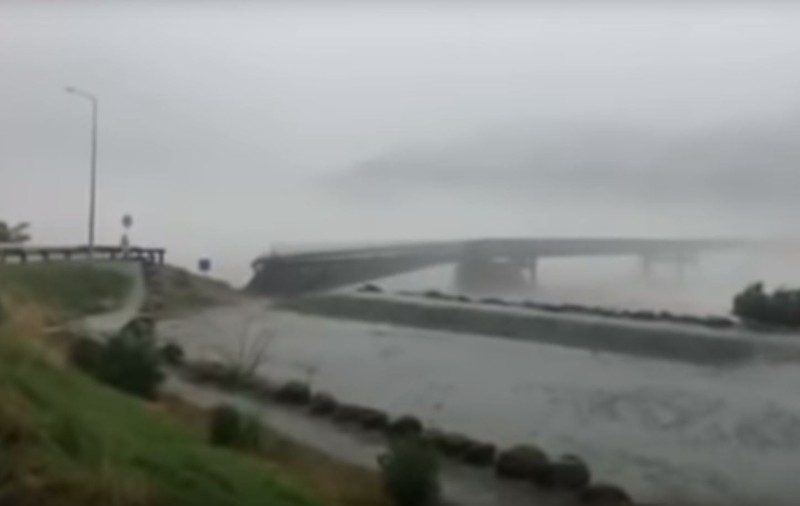 VIDEO | Imagini de coșmar în Noua Zeelandă. Momentul în care un pod este luat de ape în timpul unei furtuni, surprins de camerele de filmat
