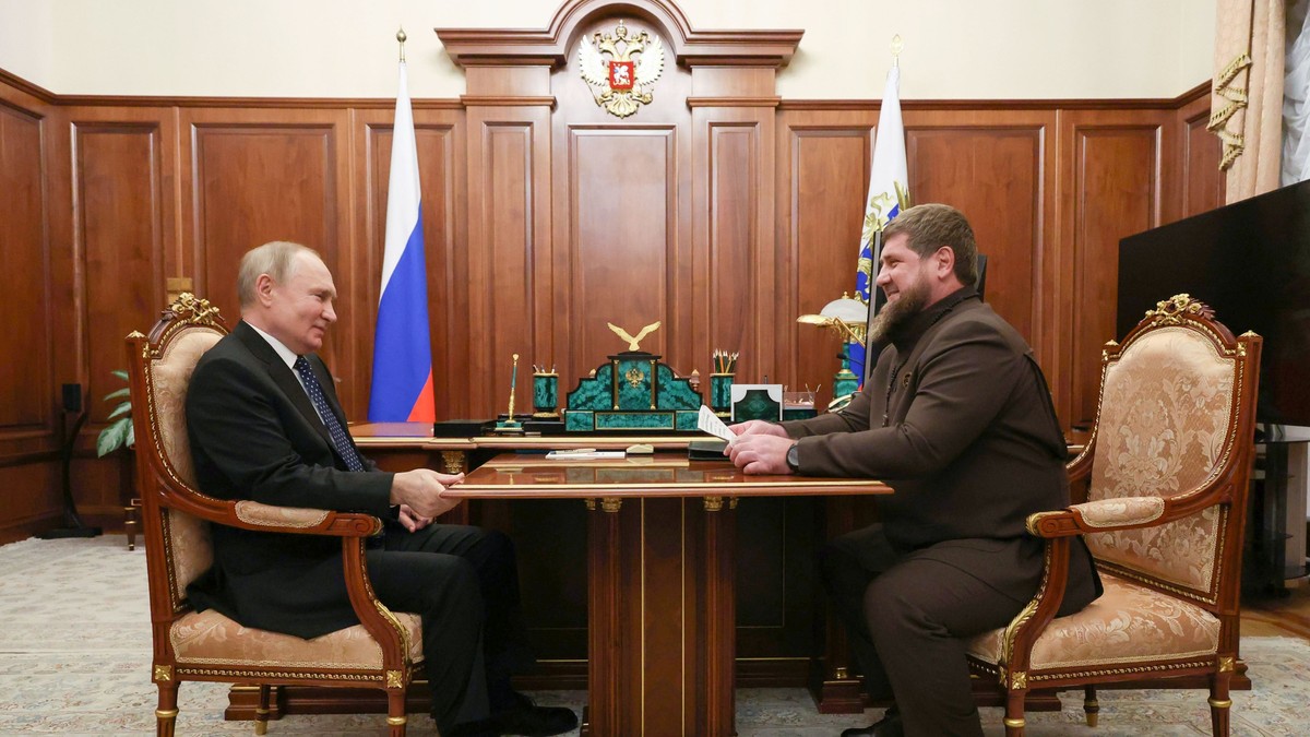 Ramzan Kadîrov (dreapta) într-o discuție cu Vladimir Putin Foto: Hepta