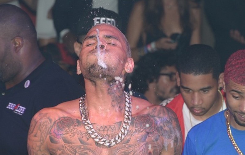 INCREDIBIL! Chris Brown şi-a făcut un tatuaj cu Rihanna, în care solista pare BĂTUTĂ?