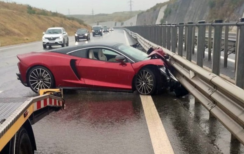 Un șofer a distrus un McLaren de 200.000 de euro pe Autostrada Transilvania