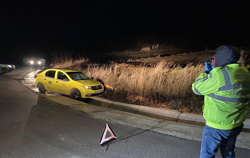 Urmărire cu focuri de armă în Botoșani, după ce un bărbat a bătut un taximetrist și i-a furat mașina