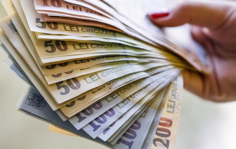 Doi bărbaţi, acuzați că au furat bani și bijuterii de 60.000 de euro, dintr-o locuinţă din Sectorul 2