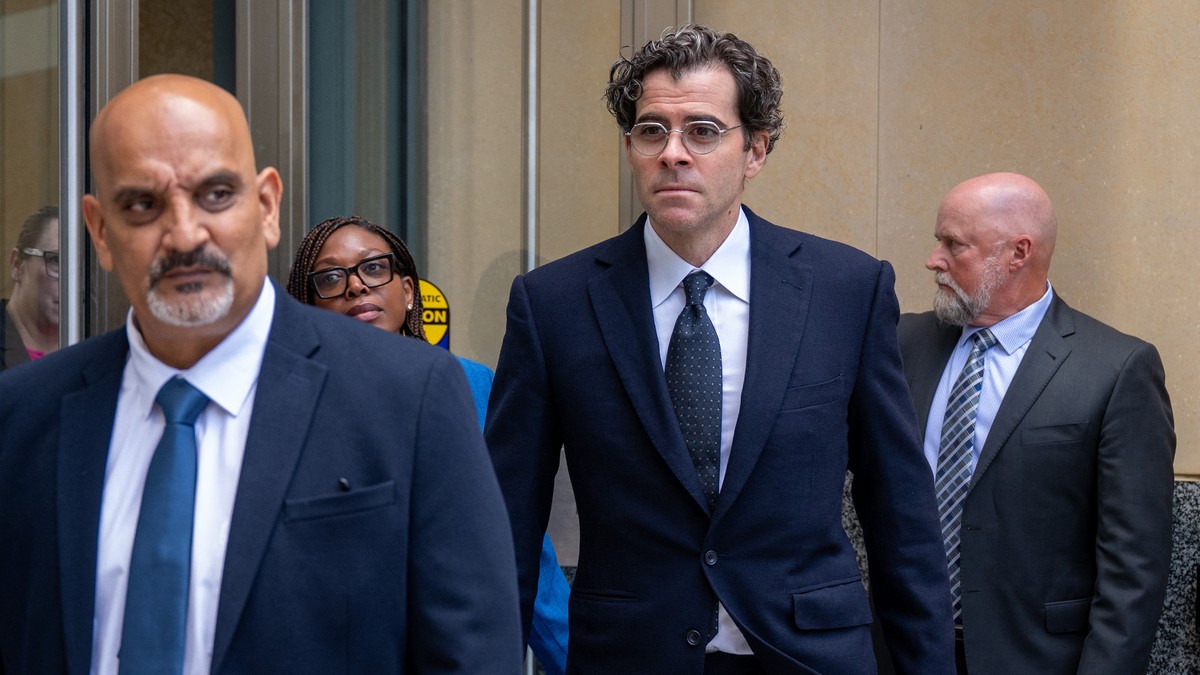 Adam Mosseri, directorul Instagram, părăsește clădirea federală „Ronald V. Dellums” și Tribunalul Statelor Unite, în timp ce Meta este judecată pentru dependența de rețelele sociale în Oakland, California, pe 25 august 2026.