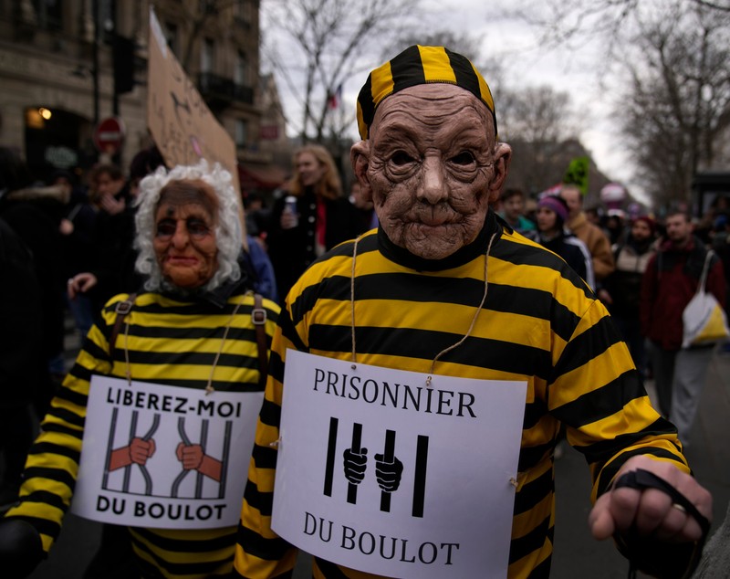 Peste 1,2 milioane de francezi, în stradă pentru a protesta față de proiectul lui Macron de creștere a vârstei de pensionare - VIDEO