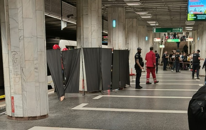 Circulație afectată pe Magistrala 3, după ce un om a ajuns pe șine în fața unui tren, în stația de metrou Păcii