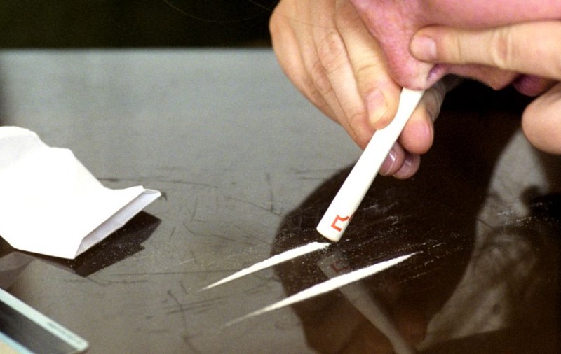 Un kilogram de cocaină, găsită într-o cameră de hotel din Craiova. Patru tineri au fost reținuți