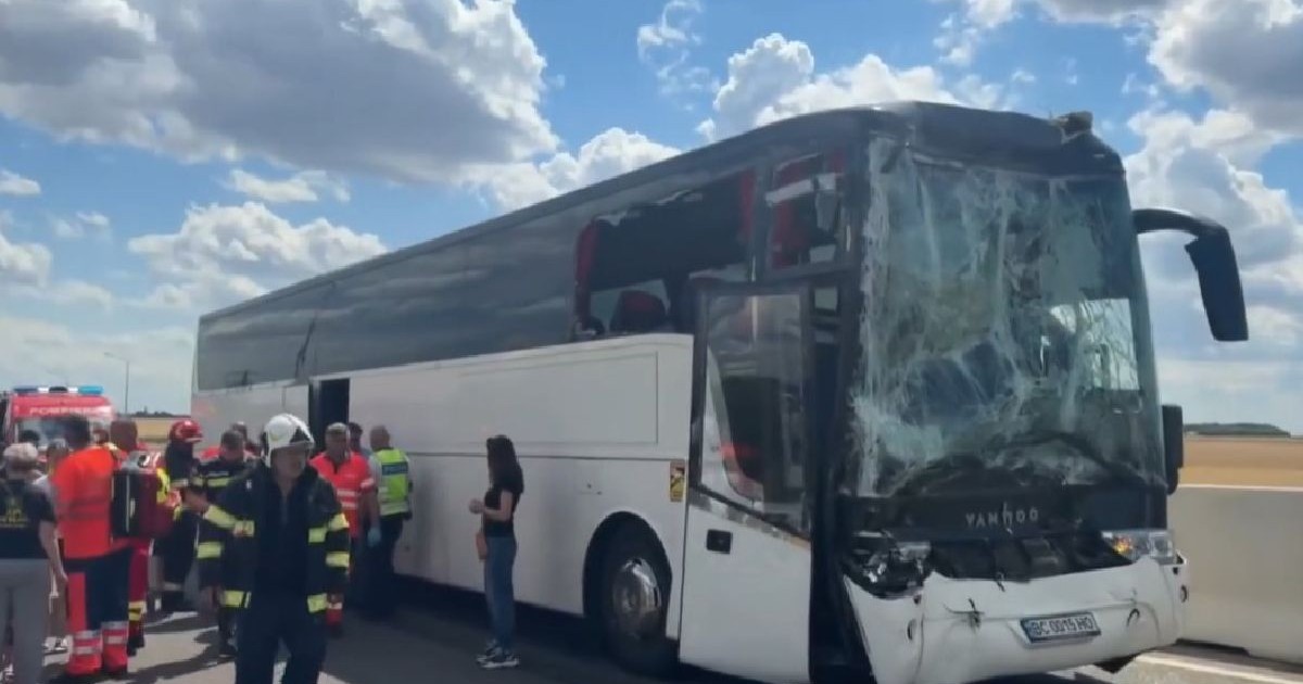 un autocar în care se aflau 61 de persoane s-a ciocnit cu un autocamion.