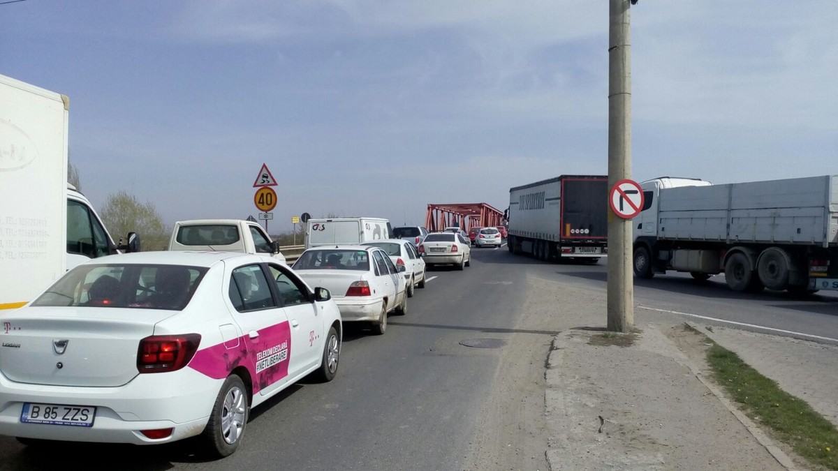 Autoritățile amână din nou momentul închiderii podului de la Mărăcineni. Bâlbele oficialilor pe nervii șoferilor