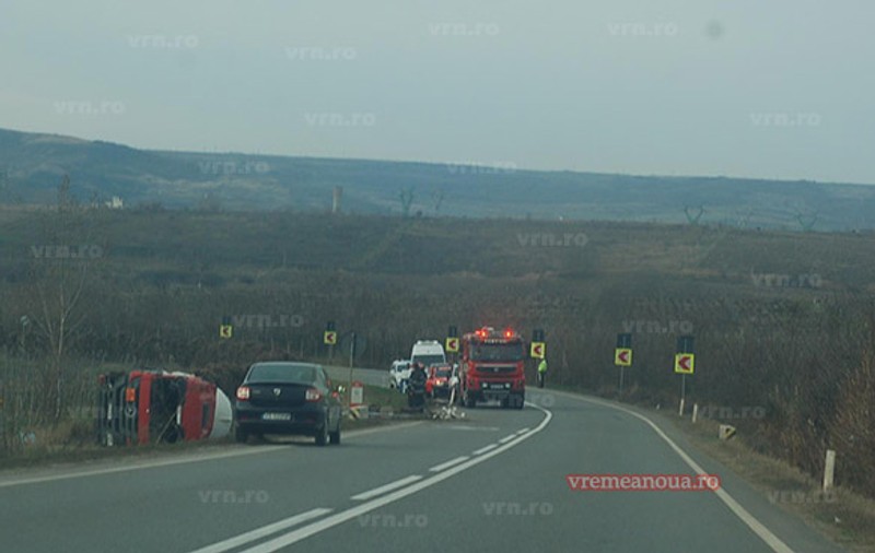 O cisternă încărcată cu 32 de tone de motorină s-a răsturnat în apropiere de Huși. Pompierii au intervenit în zonă