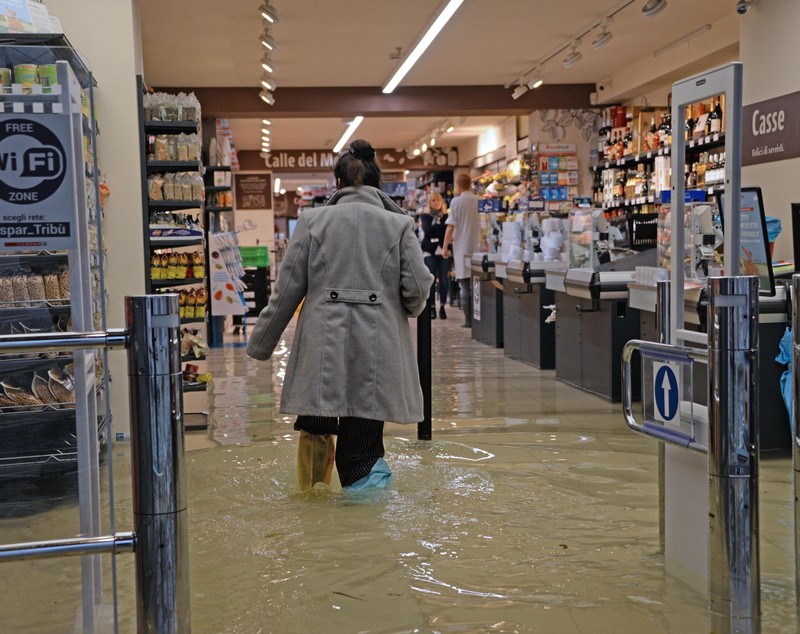 Consiliul Regional din Veneția a fost inundat după ce aleșii locali au respins o serie de amendamente pentru combaterea schimbărilor climatice!