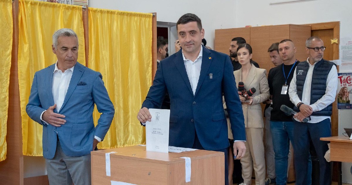 George Simion introduce buletinul de vot în urnă, lângă el este Călin Georgescu