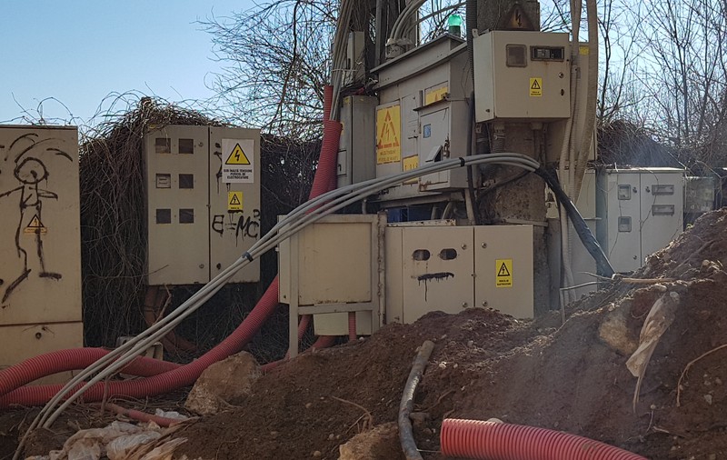 VIDEO/Vecinul s-a cablat la contorul lui: “Au construit tot blocul cu sursă de curent de la noi!”