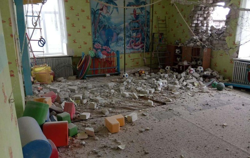 Grădiniță bombardată în estul Ucrainei. Kievul acuză „ocupanții” și anunță doi răniți. La rândul lor, separatiștii acuză atacuri
