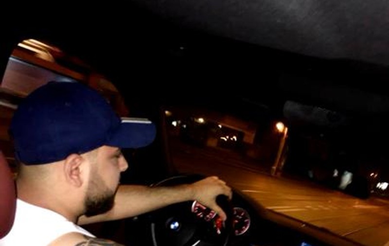Un interlop a scos sabia și a distrus mașina unui vasluian care-l înjurase în trafic